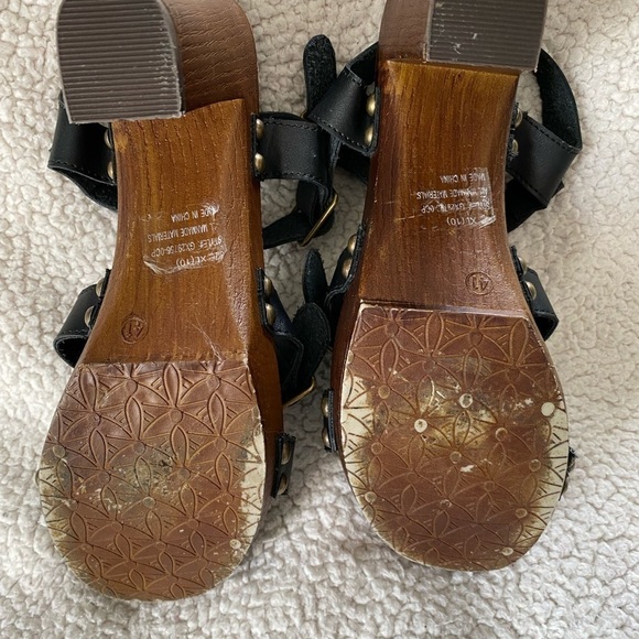 Retro style sandals with adjustable straps and block heel Size: 10 - XL - Picture 5 of 11